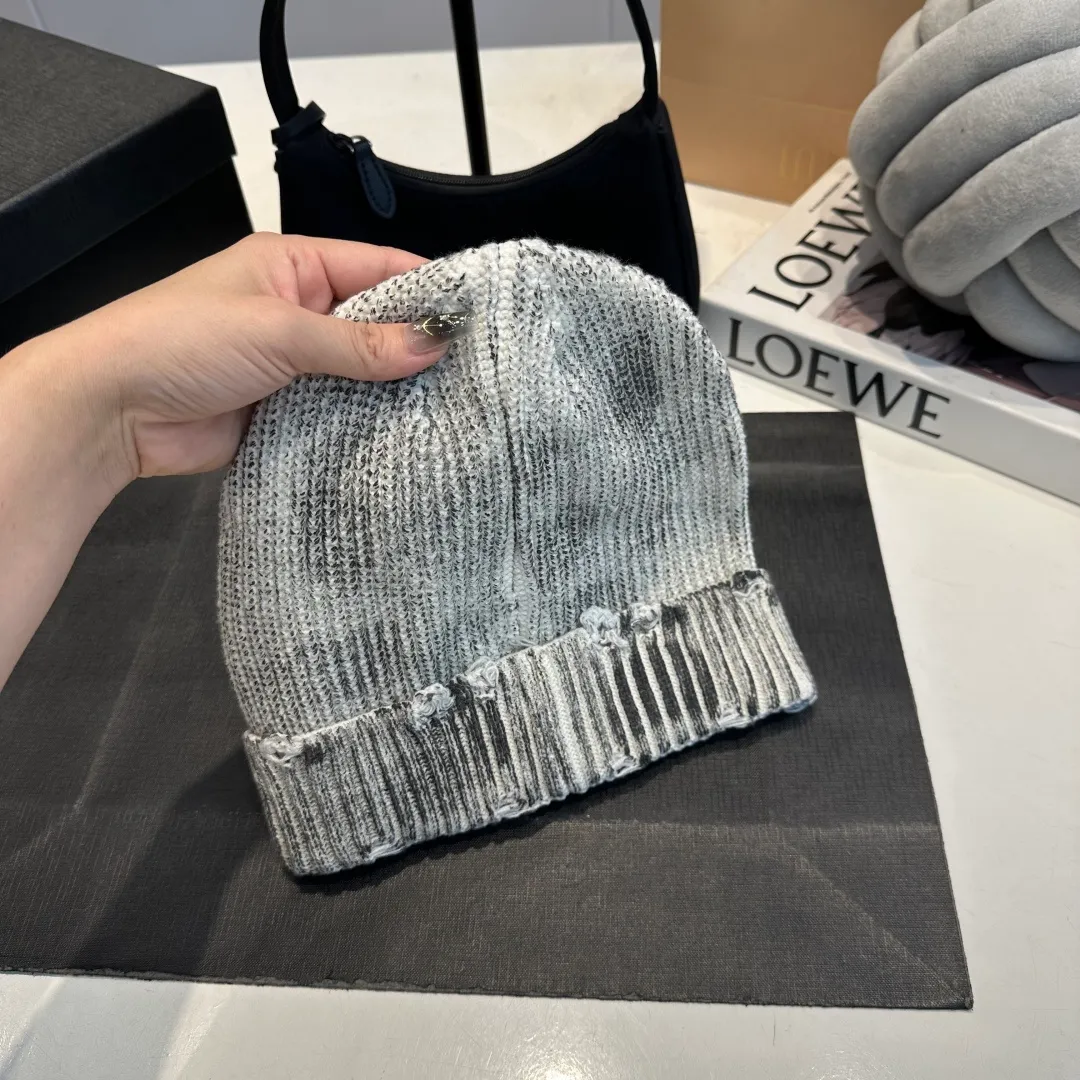 P60 Crow Heart Autumn and Winter Wool Knitted Beanie This must be the favorite of minimalism. It is clean, neat, fashionable and versatile, and will definitely not be picky about your face shape! A fashionable classic that lasts forever! Fashionable black and white can be purchased together